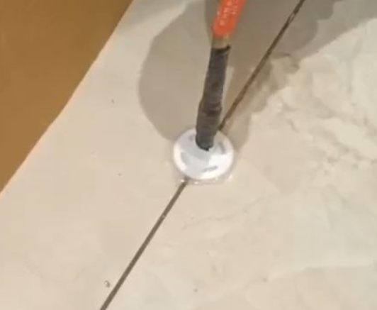 银川市瓷砖空鼓维修公司专业解答瓷砖在铺贴过程中，如果没有涂抹均匀到位的粘结材料（如水泥砂浆或瓷砖胶），可能会导致以下问题