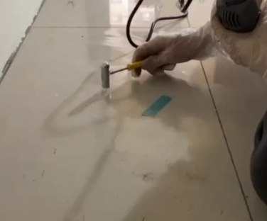 银川市瓷砖开裂维修公司专业分享瓷砖在铺贴前如果没有沥干水分，将会导致以下问题