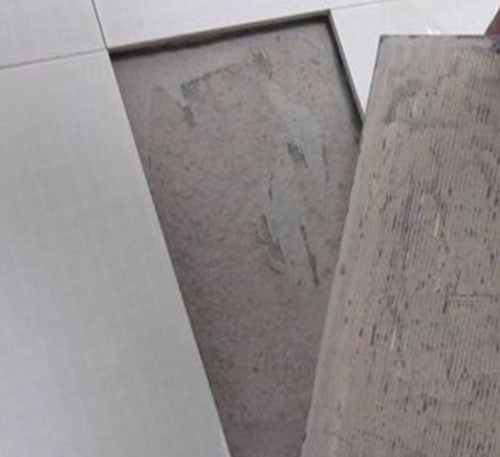 银川市瓷砖空鼓维修公司分享瓷砖铺贴时如果打浆（即涂抹在瓷砖背面和基层上的砂浆或瓷砖胶）过少，会带来以下问题